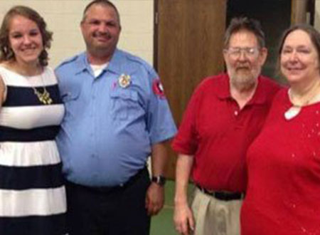 رجل مطافئ يحضر حفل تخرج فتاة أنقذها من الموت منذ18 سنة