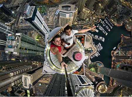 روسيان يصعدان قمة برج خليفة لالتقاط &laquo;selfie&raquo;.. صور