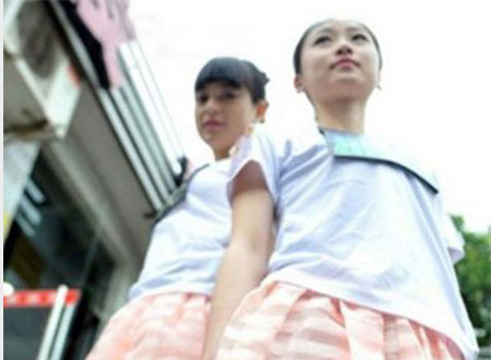 شركة صينية تستغل أفخاذ الفتيات للدعاية.. صور