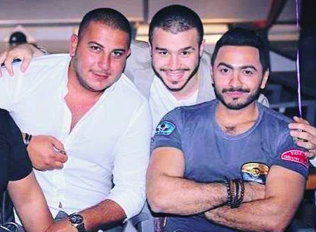 تامر حسني يحتفل بعيد ميلاد صديقه وسط جميلات لبنان.. صور