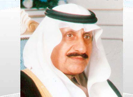 الأمير منصور بن عبد الله يؤدي صلاة الميت على الفقيد العريفي 