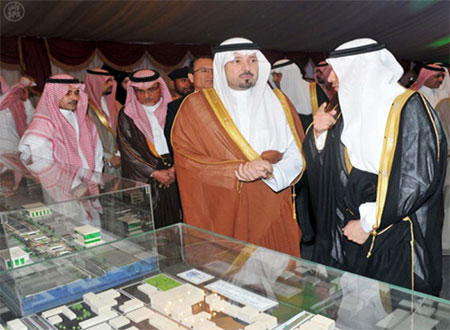 أمير مكة يدشن ويضع حجر الأساس لعدد من مشروعات الطرق 