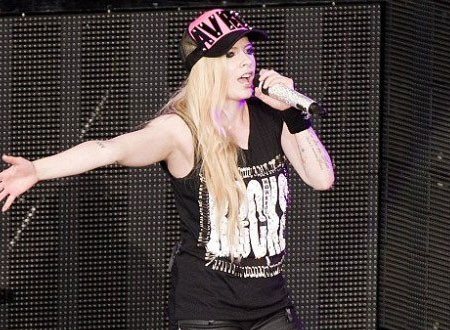 افريل لافين تشعل مسرح &laquo;Mountain View&raquo; بملابس ساخنة.. صور