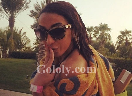 دنيا بطمة ترقص مع الدلافين في أجازة ساخنة مع زوجها.. صور