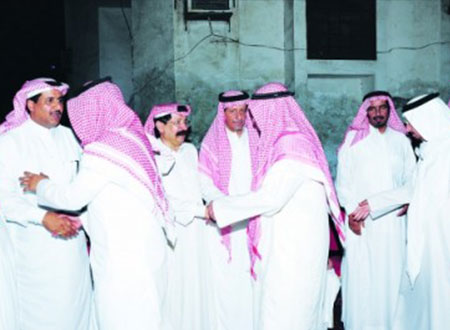 الأميران منصور وعبدالعزيز ابنا متعب يعزيان أسرة العتيبي