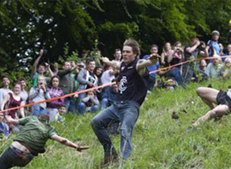 مهرجان سنوي لدحرجة &laquo;الجبن&raquo; فى بريطانيا