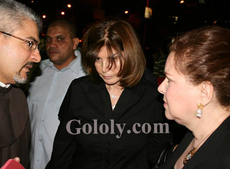 صور.. حزن ودموع في عزاء فايزة كمال.. وميرفت أمين مصدومة