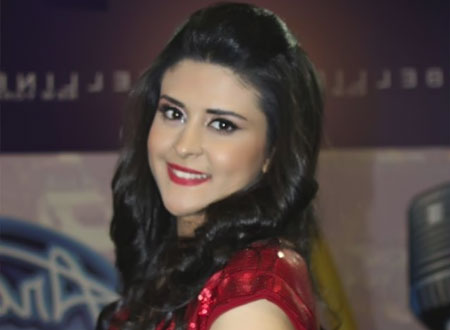 أمواج البحر تزيد إطلالة سلمى رشيد عفوية وجاذبية.. صور