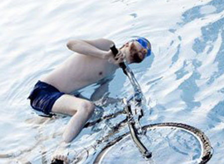 نرويجى يقود دراجته مقلوب الرأس تحت طبقة الجليد 