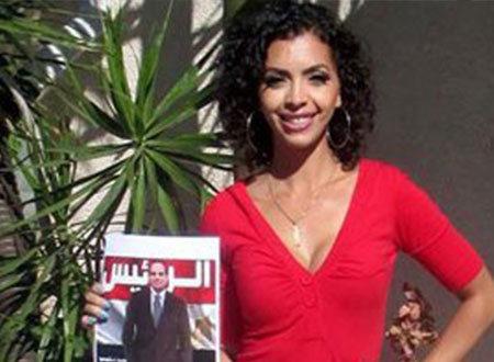 ملكة جمال المغتربات ترفع صورة السيسى عبر الفيسبوك