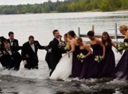 حفل زفاف في قلب البحيرة.. فيديو