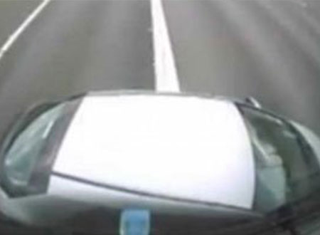 بريطانى يعرض نفسه للموت للحصول على تأمين سيارته.. فيديو