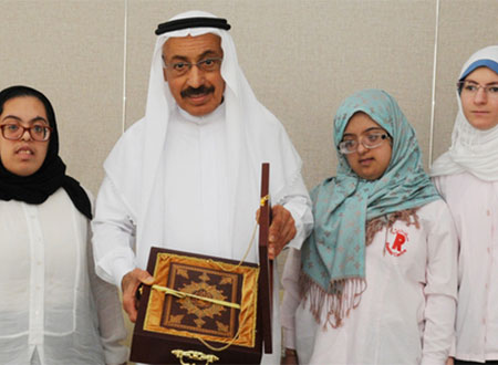 «مركز راشد» يكرّم عبدالرحيم الزرعوني