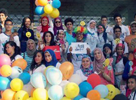 &laquo;إزاى&raquo; يصلون الحسين لنشر السعادة ببالونات ومياه باردة