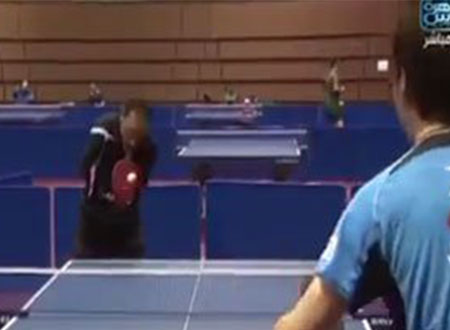 بالفيديو.. شاب مبتور الذراعين يلعب تنس طاولة بفمه