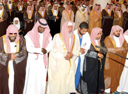 الأمير أحمد وأمير الرياض يؤديان صلاة الميت على الأميرة جواهر بنت بدر