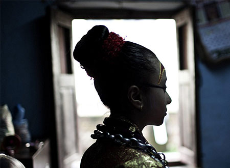 &laquo;كوماري النيبالية&raquo; آلهة لا تطأ قدميها الأرض