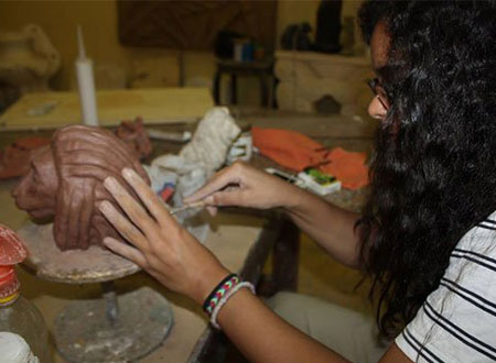 بالصور.. مركز الدرب ينظم ورشة جديدة لفن النحت على الشموع