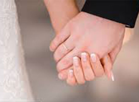 حفل زفاف يتحول لحرب بين العائلتين.. فيديو