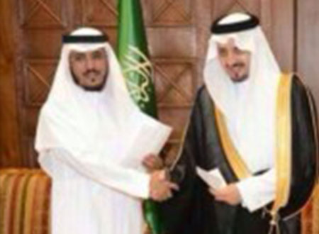 أمير عسير يكرم المستشار آل هادي