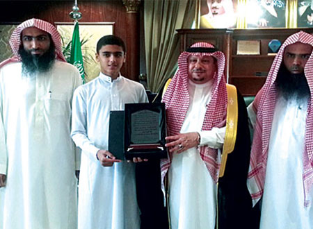 الهزاع يكرم الطالب الأول على الشرقية بحفظ السنة النبوية