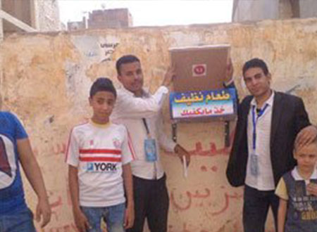 مجموعة من الشباب يصنعون صناديق للطعام لمساعدة المحتاجين