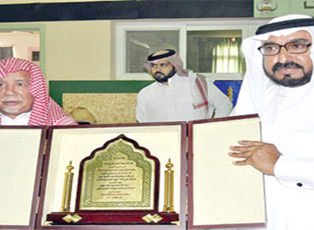 ابن دهيش يكرِّم الدعيج