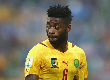 إيقاف الكسندر سونج ثلاث مباريات بسبب كوعه.. شاهد