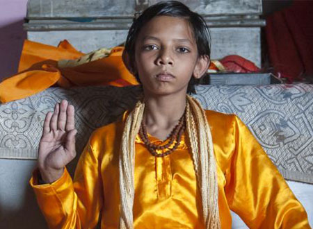 بالصور.. مراهق هندى يتحول إلى رمز &laquo;مقدس&raquo; بسبب ذيله