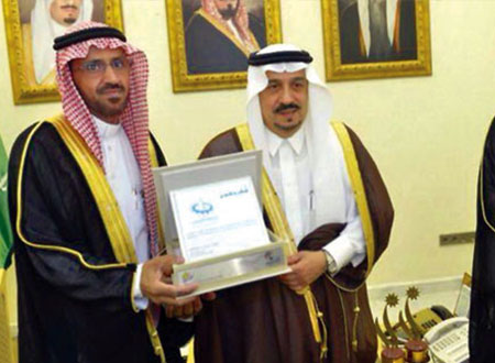 أمير القصيم يكرِّم الغرفة التجارية بالرس