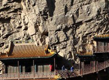بالصور.. المعبد المعلق فى الصين يجذب آلاف السياح رغم خطورته