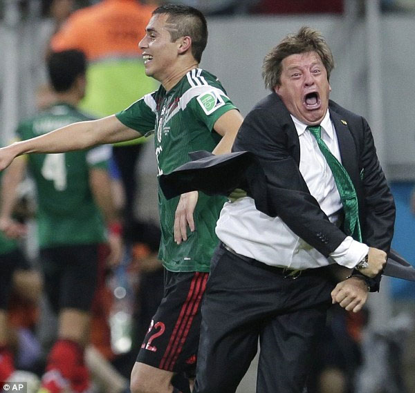 فرحة هستيرية تجتاح ميجيل هيريرا عقب فوز المكسيك