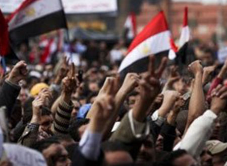 مائدة رمضانية على أرواح شهداء يناير.. بالتحرير