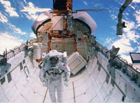 رائدا فضاء يحلقان شعرهما بعد خسارة رهان فى كأس العالم