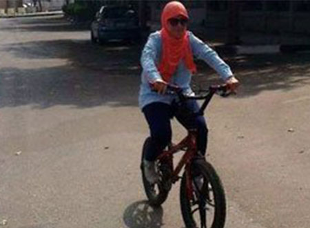 صور..&laquo;Be cyclist&raquo; تعلم الفتيات وكبار السن قيادة الدراجة 