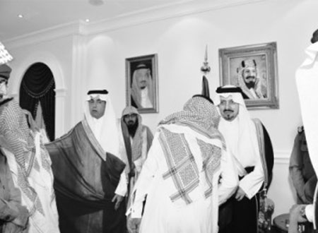 أمير عسير يقيم مأدبة إفطار للمسؤولين والأهالي