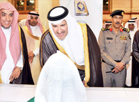 فيصل بن سلمان يكرّم 115 طالبًا من حفظة كتاب الله 