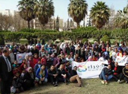 سفراء العمل التطوعى يبدءون فى توزيع 100 شنطة غذائية