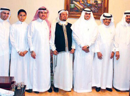 محمد المطري يحتقل بتخرّج نجله