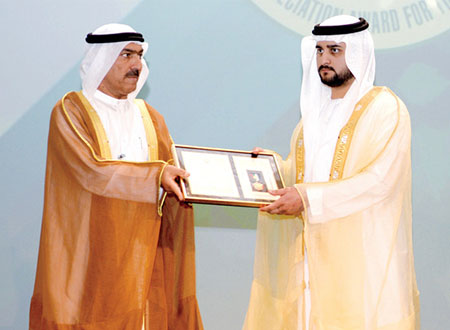 مكتوم بن محمد يكرم الفائزين بجائزة الإمارات التقديرية للبيئة 