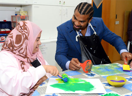 الملاكم العالمي ديفيد هاي يزور مركز راشد
