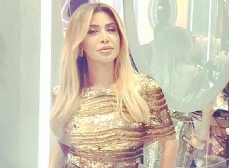 صور.. نوال الزغبي تلمع بالذهبي في «نورت» والكلاب في استقبالها بالمنزل