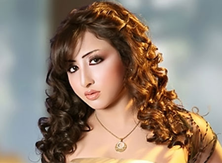 نجوى الكبيسي تنشر صور نادرة من زفاف والدتها وتسخر من شكلها.. صور