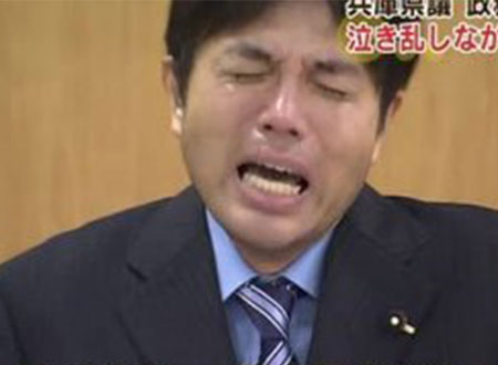 فيديو.. مسئول يابانى يبكى ويصرخ ندماً على إهدار المال العام 