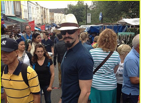 هيو جاكمان مع زوجته في شوارع لندن.. صور