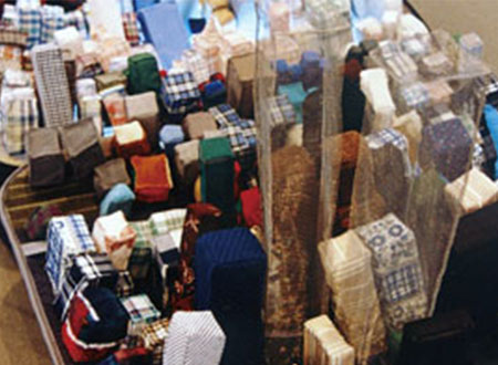 صينية تبنى معظم مدن العالم الشهيرة من محتويات حقائب السفر