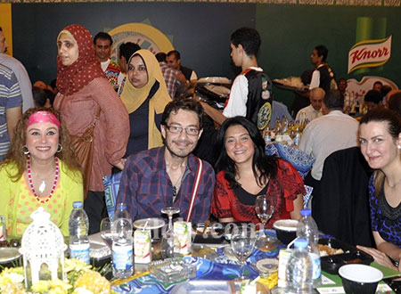 صور.. فنانون يجتمعون على مائدة إفطار بنك الطعام