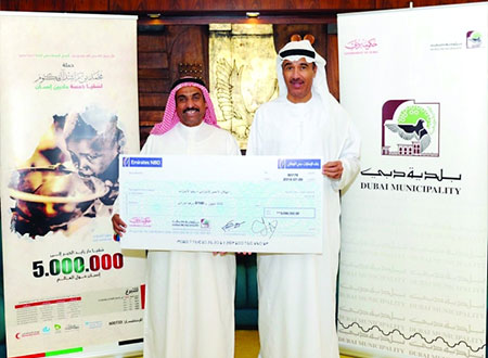 بلدية دبي تسلم الهلال الأحمر شيك التبرع