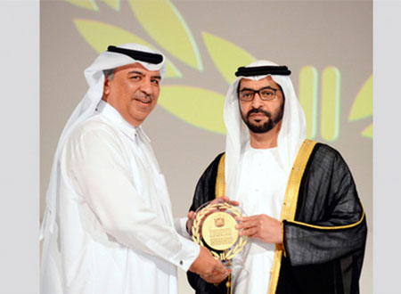 حمدان بن زايد يكرم المحسنين والداعمين لهيئة الهلال الأحمر
