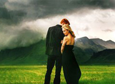 صور.. زوجان يهربان لأيسلندا لالتقاط صور الزفاف